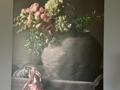 Wanddoek Tuinposter grijze pot met bloemen